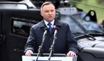 Prezydent przemawiał ale to o gościu w tle plotkują w sieci. Co się stało? 