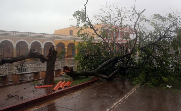 Huragan Irma sieje spustoszenie na Kubie. Wiatr wiejący nawet 256 km/h wyrywa drzewa, unosi całe budynki