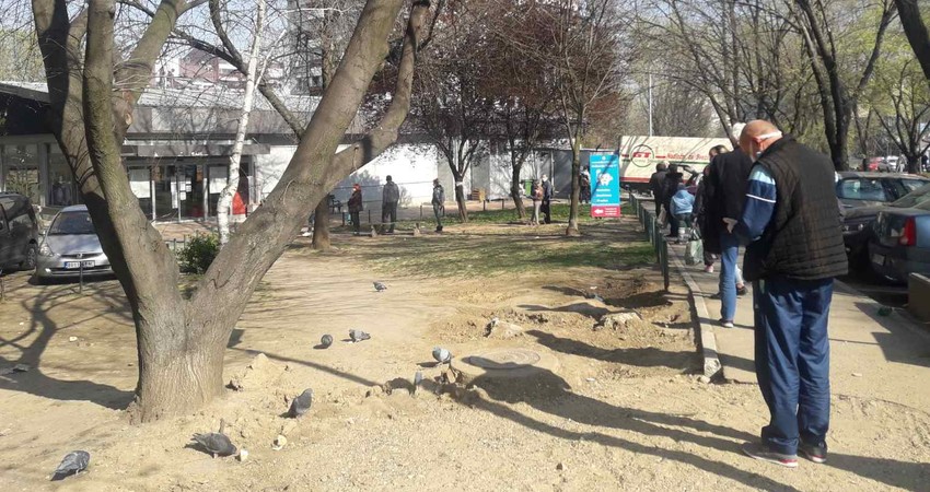 Desetine i desetine ljudi u redu ispred marketa u Žarkovu