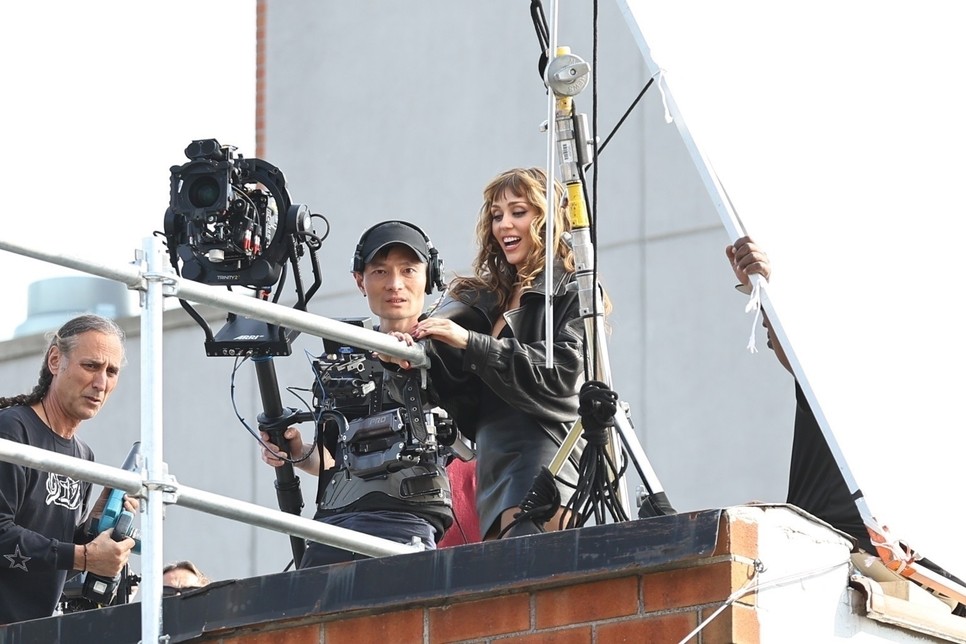 Miley Cyrus a Maybelline New York reklámforgatásán