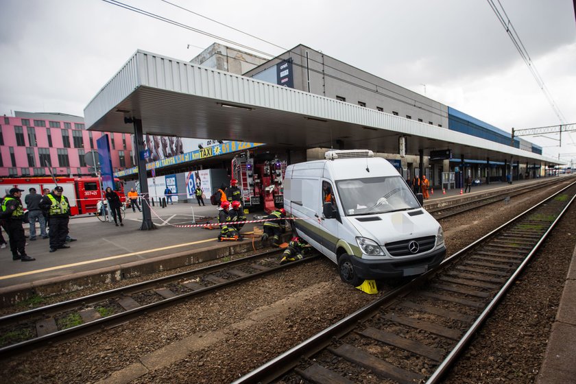 Bus wylądował na torach