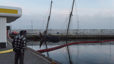 Gdynia: od tygodnia trwa podnoszenie jachtu, który zatonął w marinie