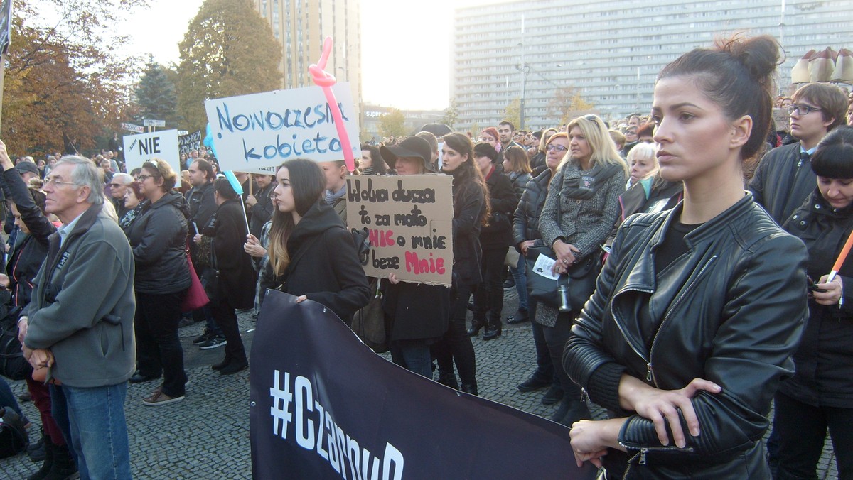 W Katowicach druga odsłona czarnego protestu zgromadziła ponad tysiąc osób. Uczestnicy o godzinie 16. spotkali się pod pomnikiem Powstańców Śląskich, gdzie przez godzinę trwały wystąpienia organizatorów i polityków - wystąpiła m.in. Monika Rosa, posłanka Nowoczesnej z Katowic. Pikieta pod hasłem "Nie składamy parasolek! Godność, wolność, prawa kobiet!" zakończyła się po godzinie.