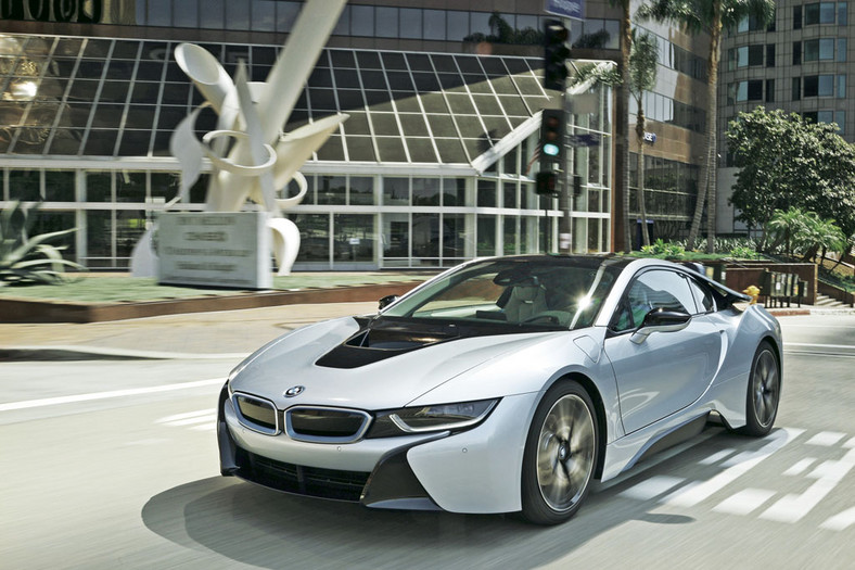 bmw i8 – hybryda typu plug-in. Oprócz 3-cylindrowego silnika ma również elektryczny. Łączna moc układu wynosi 362 KM