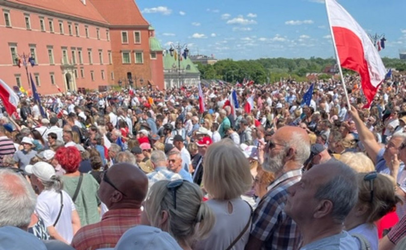 Marsz 4 czerwca w Warszawie, Plac Zamkowy - zdjęcie internauty