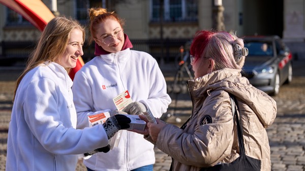 Pierwsze czujki rozdano już w piątek, 16 stycznia, na wrocławskim Rynku.