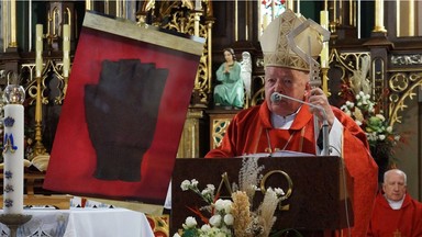 Biskup mówił o broni przeciw szatanowi. I pokazał rękawiczkę księdza, któremu krwawiły ręce