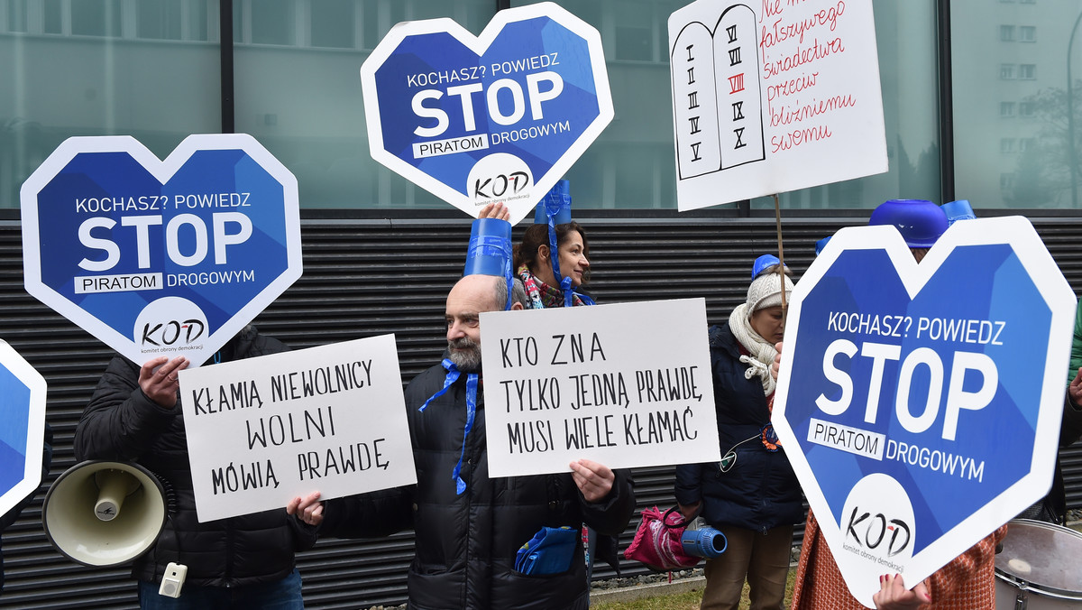 PZU protestuje przeciw bezprawnemu wykorzystaniu swoich znaków towarowych przez manifestantów KOD-u w Krakowie. Wg firmy ubezpieczeniowej podczas czwartkowej demonstracji bezprawnie, bez wiedzy i zgody PZU SA, wykorzystali oni znaki towarowe, graficzny – "serduszko" oraz słowny – "Stop wariatom drogowym".