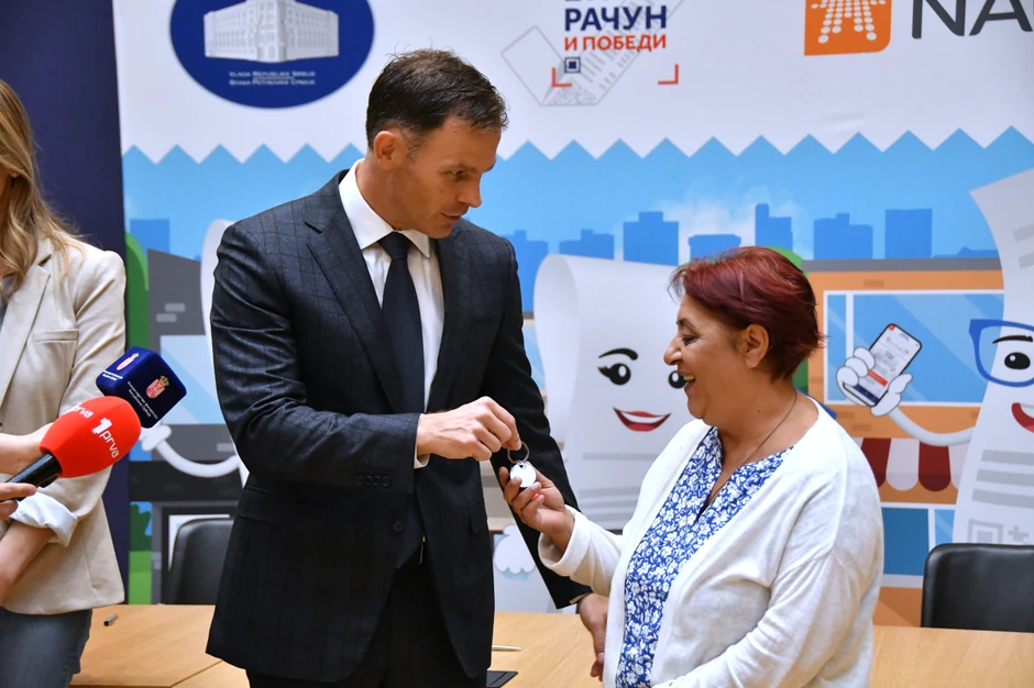 Siniša Mali uručio ključeve stana i automobila