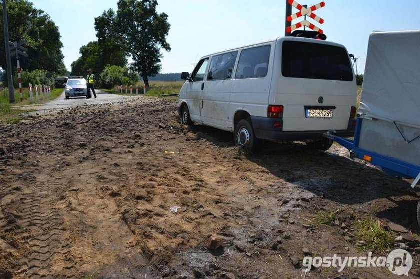 Pociąg wypadł z torów. Wagony leżą w rowie