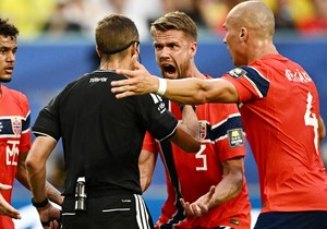 Norveški fudbaleri protestuju kod sudije posle izjednačujućeg gola Džuda Belingema | Foto: REUTERS/Dylan Martinez