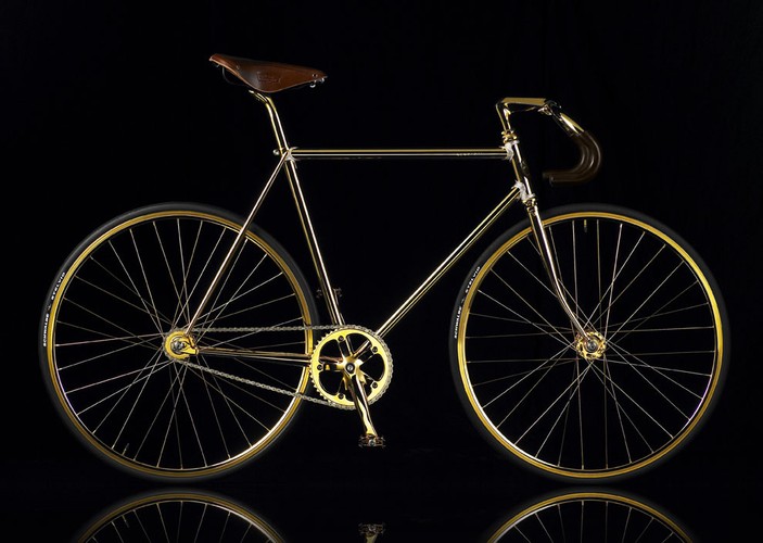 <b>Aurumania Crystal-Gold Bike</b>
<br><br>
Jazda na rowerze to fantastyczny sposób spędzania wolnego czasu. Jazda na wysadzanym kryształami rowerze ze złota brzmi co najmniej dziwnie. Ale kto bogatemu zabroni?
<br><br>
Cena: 104 744$
