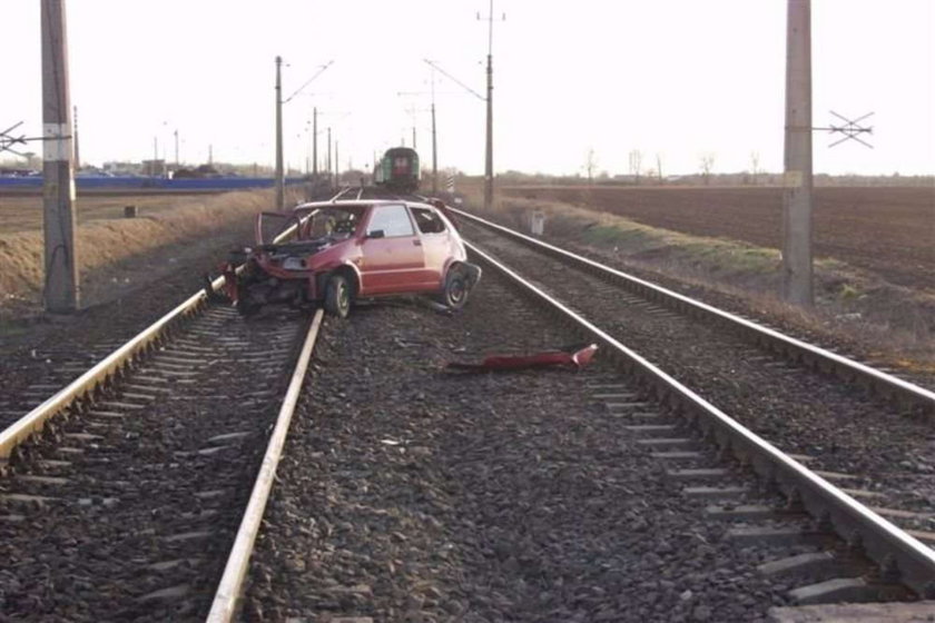 Auto wjechało pod pociąg! A pasażerowie...