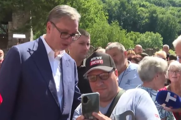 VUČIĆ U RAVANICI, DRUŽIO SE SA GRAĐANIMA Prisutni i predstavnici Srba iz regiona i patrijarh Porfirije