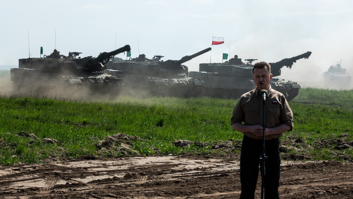 Mariusz Błaszczak podczas ćwiczeń wojskowych