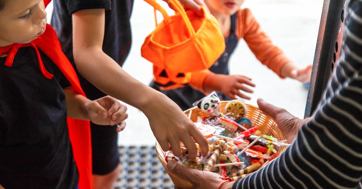 Halloween 2025: „Cukierek albo psikus”, który mógł zakończyć się tragicznie. Rodzice alarmują o czujność