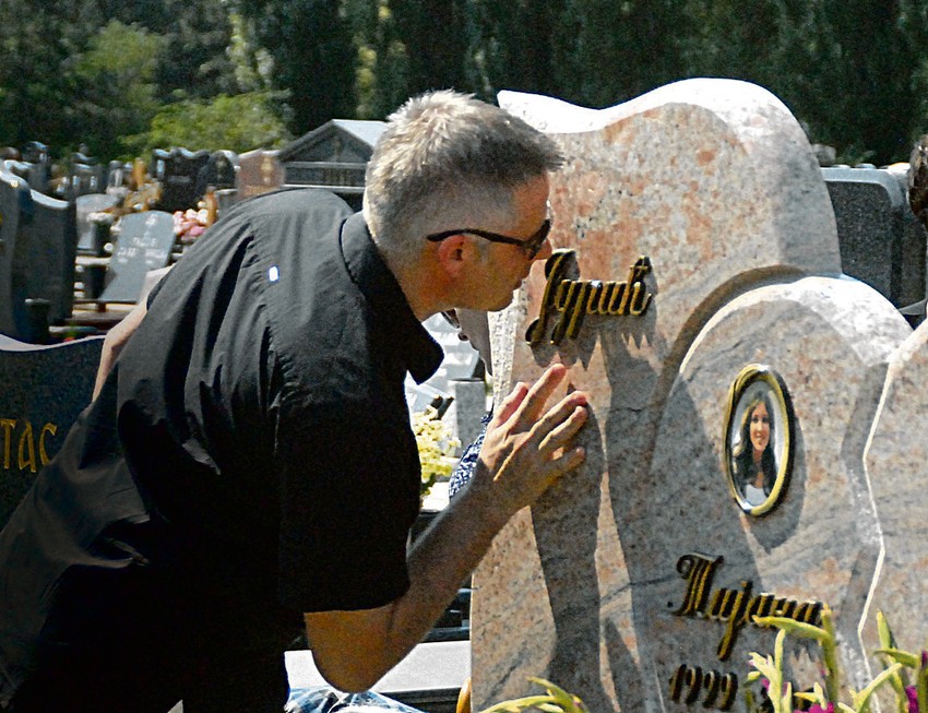 Igor Jurić kraj Tijaninog groba