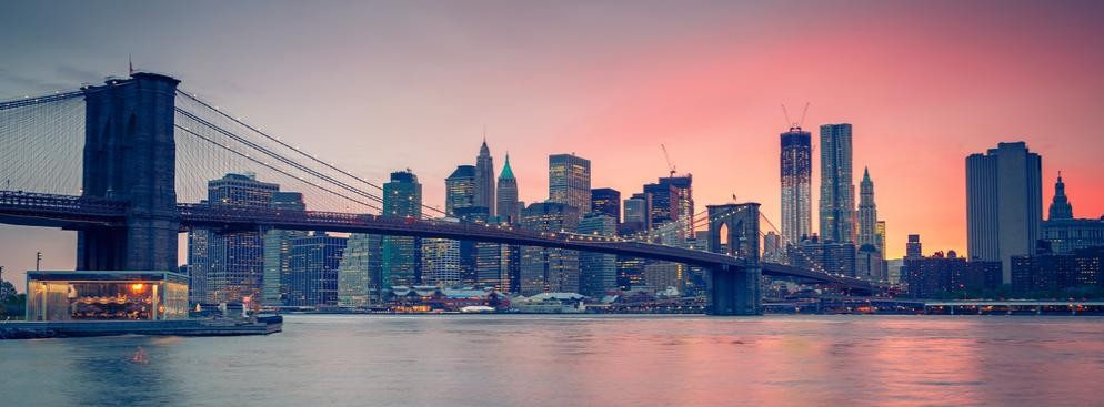 <b>Nowy Jork</b>
<br></br>
Państwo-miasto z legendarnym Manhattanem. Miasto, które nigdy nie śpi liczy ponad 8 mln mieszkańców w granicach miasta, nie licząc obszaru aglomeracji. Uważany za stolicę biznesu, mediów, nauki, sztuki, mody i rozrywki Nowy Jork jawi się w katalogach turystycznych jako futurologiczna oaza, która jest klasą sama dla siebie. Tymczasem oprócz zwiedzania jej architektury i kultowych miejsc Nowy Jork, jak każda inna metropolia, żyje codziennymi korkami, zgiełkiem i wszechobecnym tłumem Nowojorczyków.