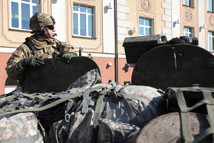 Podczas 'Dragoon Ride' jednostki wojsk sojuszniczych sprawdzają umiejętności współpracy podczas wykonywania dalekich, kilkudniowych, transgranicznych marszów po nieznanych im dotąd trasach. <br><br>fot. (ukit) PAP/Artur Reszko