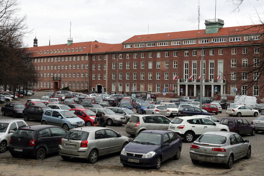 Parkingi przy urzędzie wojewódzkim i marszałkowskim wiecznie są zajęte