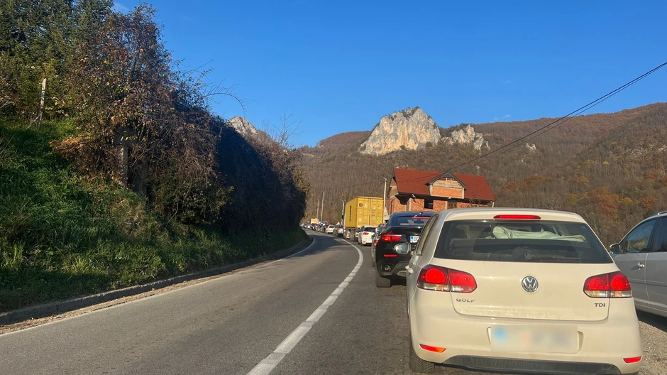 Kolaps u saobraćaju na granici Srbije i Crne Gore