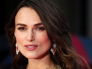Keira Knightley megvédi a melleit!