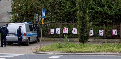 Wulgarne hasło na płocie Kaczyńskiego. Zawieszono policjantów