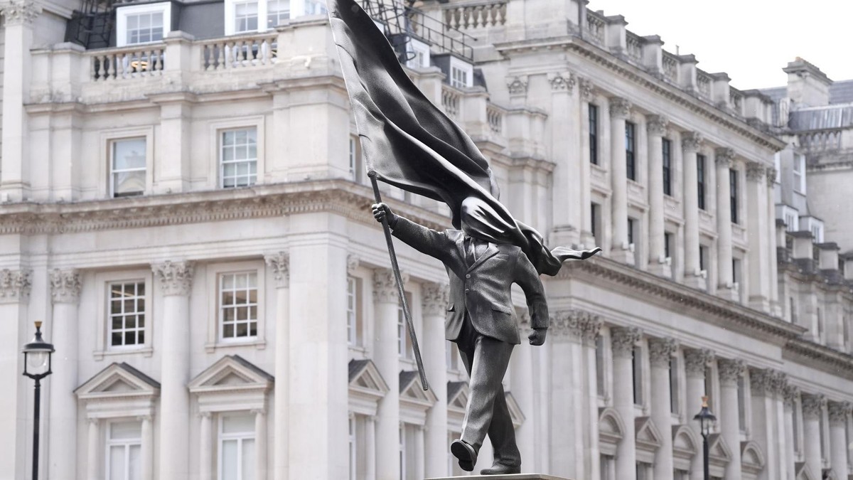 Statua se pojavila na postolju u parku Voterlu | Foto: PA Media