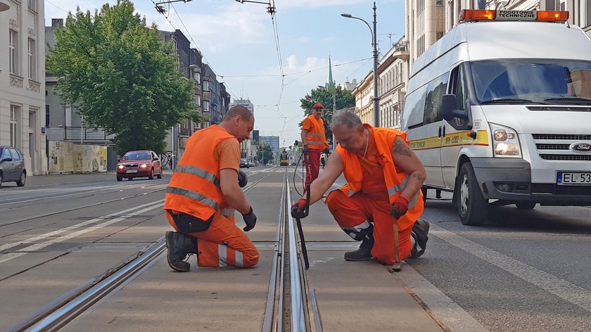 ak wyglądają tory tramwajowe na Piotrkowskiej w Łodzi