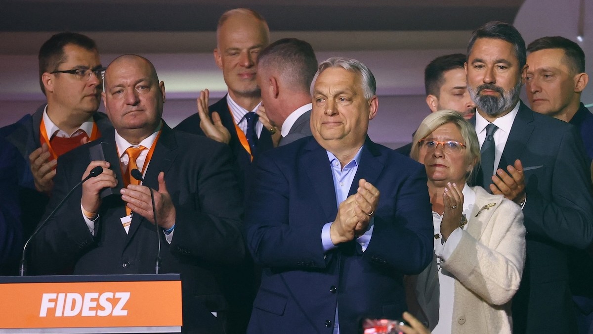Viktor Orbán reaguje na potlesk ľudí po oznámení čiastočných výsledkov parlamentných volieb v Budapešti v Maďarsku 12. apríla 2026. 