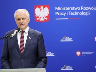 Wicepremier Jarosław Gowin podczas konferencji prasowej na temat prezentacji Polityki Przemysłowej Polski. Warszawa, 9.06.2021. Eksperci ciepło wypowiadają się na temat samego dokumentu. Wątpliwości wzbudza szansa wdrożenia postulatów ministerstwa