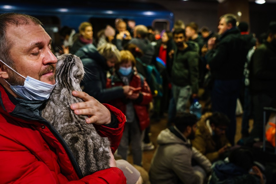 Charków, 24.02. Ludzie szukają schronienia w metrze