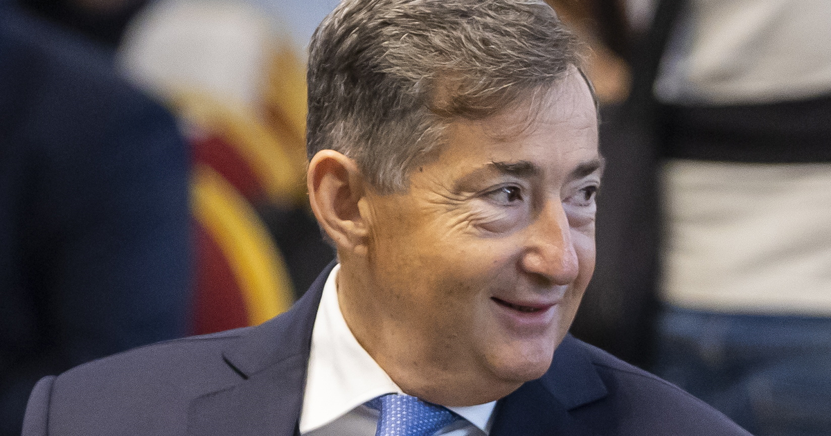 Tényleg ő az? Ezúttal Mészáros Lőrincet kaphatták lencsevégre, amint egy kék Ferrari volánja mögött ül