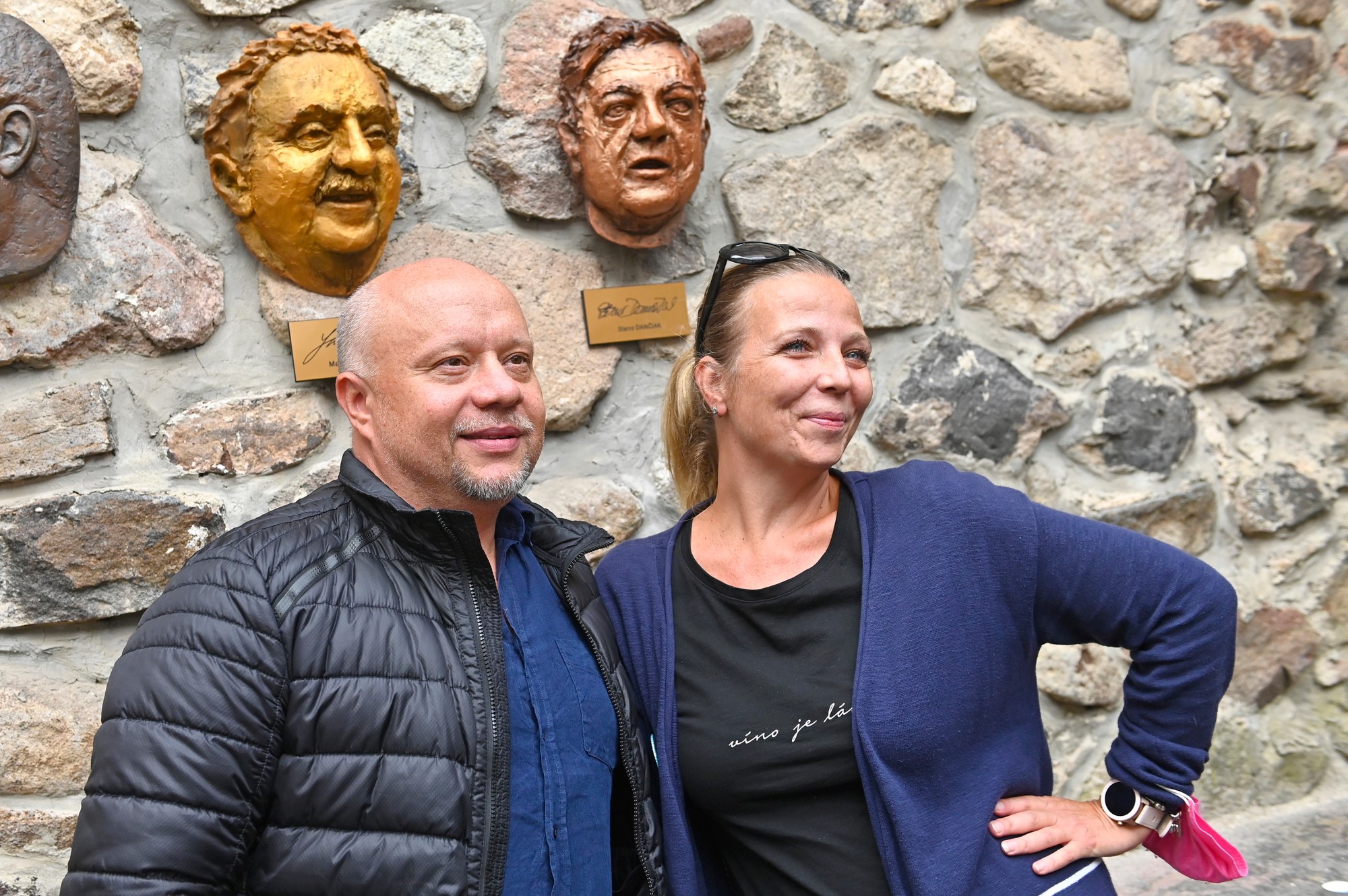 Na snímke zľava Marián Labuda a Zuzana Dančiaková stoja pod plastikami nosov hercov Stanislava Dančiaka a Mariána Labudu.