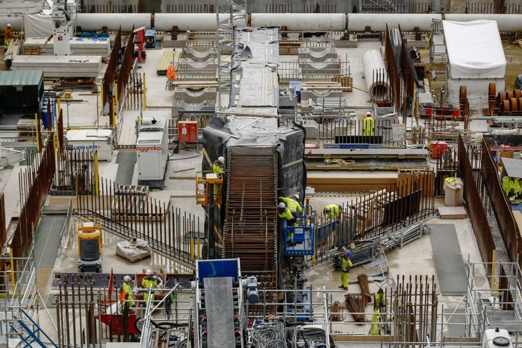 Hinkley Point C jest największym i najbardziej zaawansowanym projektem infrastrukturalnym w kraju, co najlepiej podkreśla skala prowadzonych prac budowlanych, takich jak największy pojedynczy wylew betonu w Wielkiej Brytanii, który trwał 240 godzin. W tym czasie do gniazda stalowych prętów zbrojeniowych wpłynęło 9000 metrów sześciennych masy betonowej.