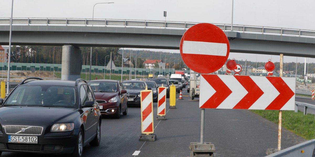 Na wysokości węzła Gdynia Wielki Kack są gigantyczne utrudnienia w ruchu. – To prawdziwy paraliż – denerwują się kierowcy, którzy w korkach w tym miejscu tracą nawet godzinę. Poprawić ma się dopiero w środę 5 października.