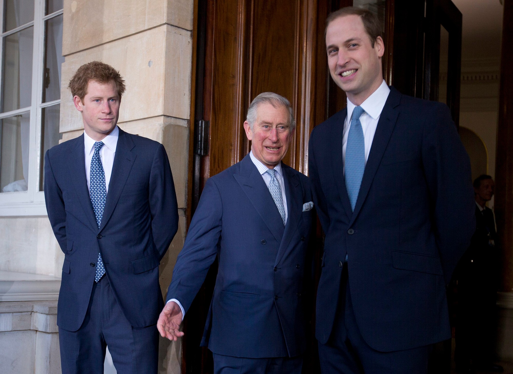 Princ Harry s bratom Williamom a otcom Karolom III.