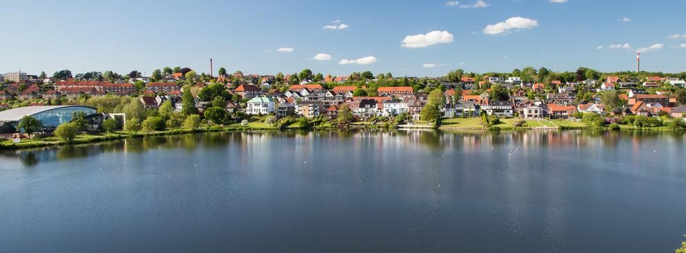 <strong>Kolding</strong>
<br><br>
Miasto położone jest w południowej Jutlandii, nad trzema akwenami: rzeczką Koldingå, fiordem Kolding Fjord i jeziorem Slotsø. Kolding leży ok. 75 km na zachód od Odense, na skrzyżowaniu linii kolejowych (stacja Kolding) biegnących z zachodu na wschód Danii oraz z południa na północ kraju.
<br><br>
Atrakcjami miasta są:
<br><br>
Zamek Królewski Koldinghus – dawna siedziba królów Danii. Zamek został wzniesiony w średniowieczu. Rozbudowany w XV w. przez Krzysztofa bawarskiego. Zamek pełnił funkcje obronne, jednocześnie będąc jutlandzką siedzibą duńskich królów i królowych. Zamek spłonął w 1808 r. i do odbudowy w XX w. był ruiną. Obecnie muzeum.
<br><br>
Kościół św. Mikołaja (Skt. Nikolaj kirke) z XIII w., gotycki z renesansowym wyposażeniem wnętrza (ołtarz, ambona) i epitafiami z XVII i XVIII w.
<br><br>
Muzeum Sztuki Trapholt (Kunstmuseet Trapholt).
<br><br>