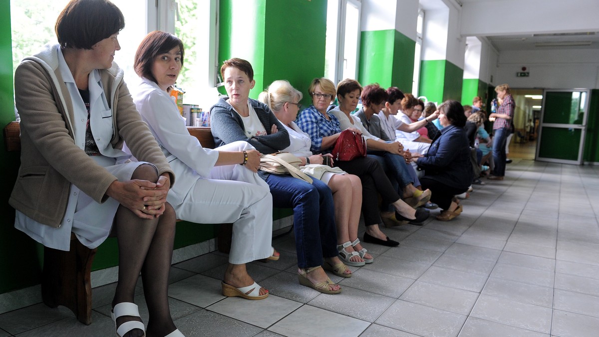 Dzisiaj do Wyszkowa - gdzie trwa spór dyrekcji szpitala ze strajkującymi pielęgniarkami - pojechał z "misją dobrej woli" przedstawiciel MPiPS - poinformował rzecznik resortu Janusz Sejmej.