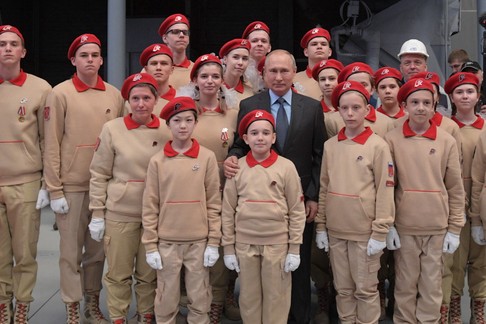 Władimir Putin z członkami Junarmii po ceremonii położenia stępki pod dwie nowe fregaty Admirał Amelko i Admirał Cziczagow w stoczni Severnaya w Sankt Petersburgu, 23 kwietnia 2019 r.