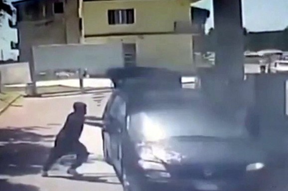(UZNEMIRUJUĆI VIDEO) MUŠKARCI ŽIVI SPALJENI! Svakog dana su 