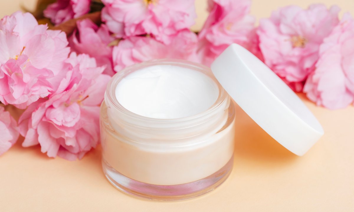 50-latki pokochały ten witaminowy krem. To kolagenowy magik za mniej niż 8 zł