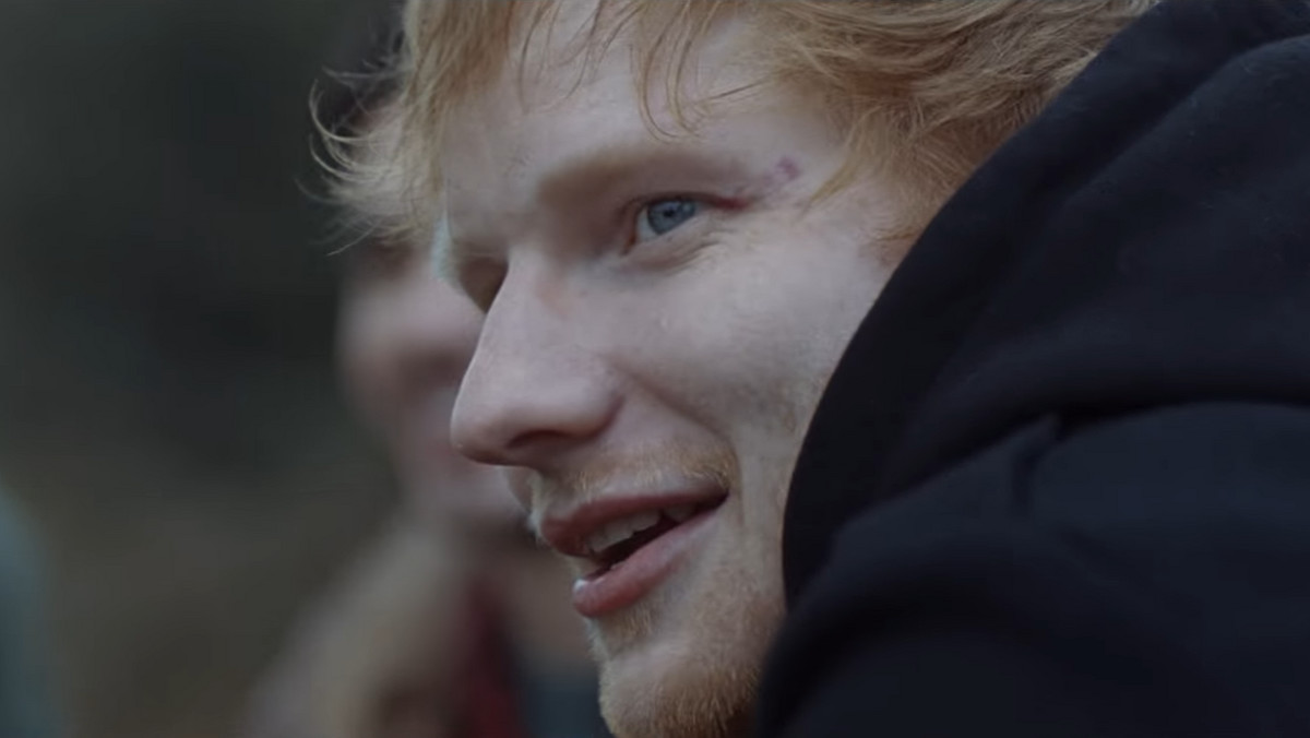 Ed Sheeran zaprezentował nowy teledysk. Klip powstał do utworu "Castle on the Hill", drugiego obok "Shape of You" singla zapowiadającego jeden z najbardziej wyczekiwanych albumu roku. Płyta zatytułowana "÷" ("Divide") ukaże się 3 marca 2017 roku.