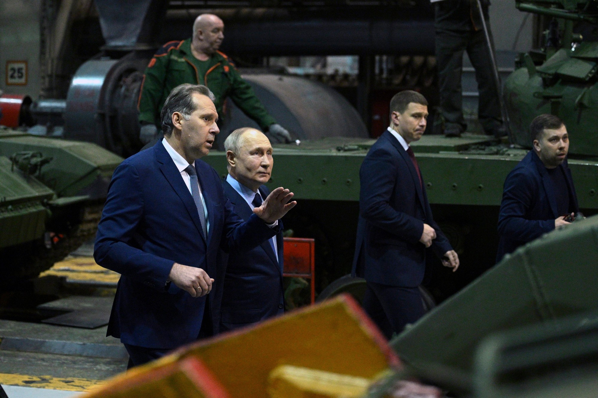 Ruský prezident Vladimír Putin v továrni na výrobu tankov.