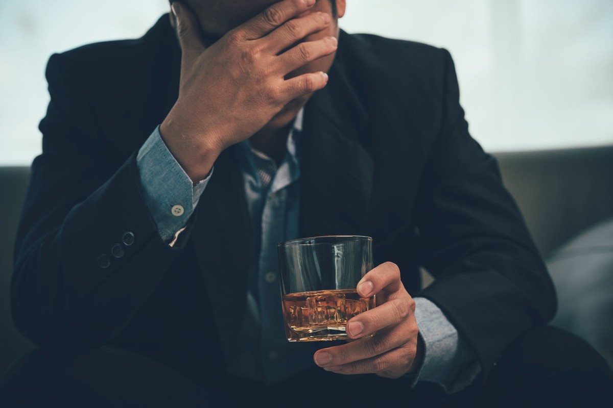 Rekord zwolnień z kodem C w 2024. Z powodu nadużywania alkoholu nie pracował o 45 proc. więcej osób niż rok wcześniej