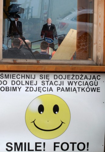 Prezes PiS Jarosław Kaczyński podczas konferencji prasowej, na górnej stacji kolejki linowej na Polanie Szymoszkowej