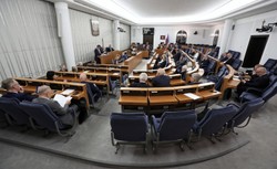 Senat za obniżaniem uposażenia za zachowanie nielicujące z funkcją. "Co będzie karane? Niewłaściwy ubiór, czerwona szminka?"