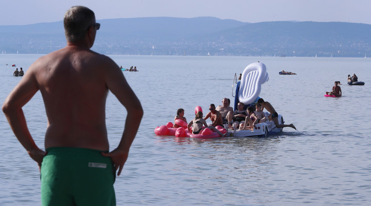 Brutális visszaeséssel indított idén a balatoni szezon / Illusztráció: Fuszek Gábor