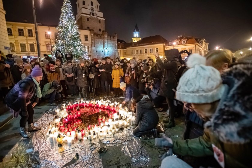 Polacy oddają hołd tragicznie zmarłemu prezydentowi. Poruszające zdjęcia