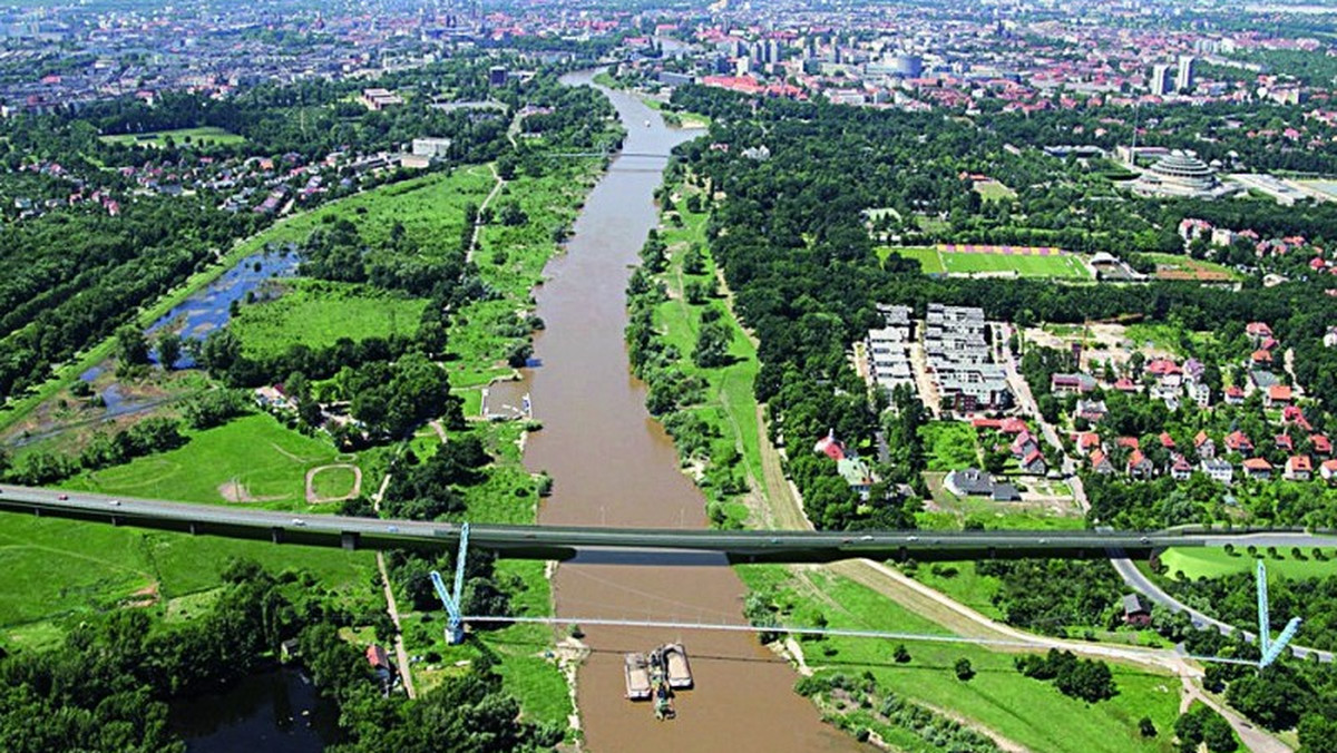 Stowarzyszenie Akcja Park Szczytnicki znów dało o sobie znać. By nie dopuścić do budowy mostu na Wielką Wyspę, przeciwnicy planowanej od lat inwestycji tym razem odwołali się do Naczelnego Sądu Administracyjnego. Dwa poprzednie odwołania stowarzyszenia kierowane do Samorządowego Kolegium Odwoławczego i Wojewódzkiego Sądu Administracyjnego nie przyniosły skutku.